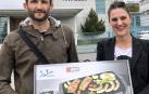 El ganador Pedro Echarte y Cristina Esandi, directora de marketing de Jata, en el momento de la entrega del premio en el exterior de las
instalaciones de Diario de Navarra en Cordovilla.