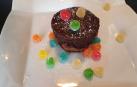 Imagen del bizcocho de chocolate en el microondas