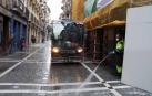 Cien personas limpian las calles de Pamplona, centradas en el virus