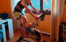 Xabier Zarranz, vigente campeón navarro de carreras de montaña y trail, sobre la bicicleta de 'spinning'.