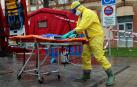 Trabajos en el Complejo Hospitalario de Navarra para desinfectar las camillas de coronavirus.