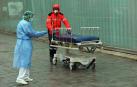 Trabajos en el Complejo Hospitalario de Navarra para desinfectar las camillas de coronavirus.