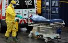 Trabajos en el Complejo Hospitalario de Navarra para desinfectar las camillas de coronavirus.