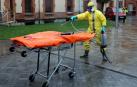 Trabajos en el Complejo Hospitalario de Navarra para desinfectar las camillas de coronavirus.