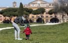 Una mujer y su hijo, en el Circo Massimo de Roma.