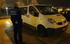 Un agente de la Policía Municipal de Noáin, junto al vehículo interceptado.
