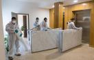 Varios trabajadores retiran los colchones de las habitaciones del hotel Palafox de Fitero.