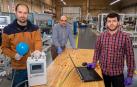 Eduardo López Lekumberri, David Fernández de la Pradilla Alegría y Pablo Montes Cale, en la empresa Largoiko de Villatuerta, muestran el equipo de respiración asistida que han desarrollado.