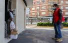 Cruz Roja recomienda no entrar en la casa del vecino cuando se le lleve la compra
