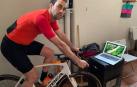 ZAPATERO, A TUS ZAPATOS. A pesar de que Azanza dejó de ser ciclista hace siete años, sigue andando en bici. Y en estos días de confinamiento no le queda otra que echar mano del rodillo para mantener la forma física. En la imagen, haciendo rodillo en la bajera de su casa en Ziordia.