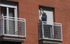 Calles vacías, pañuelicos de San Fermín en los balcones por el 4 de abril, pocas personas a hacer la compra... El confinamiento por el coronavirus cambia el aspecto de Pamplona.