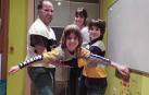 LA SONRISA DEL ÁNGEL Aimar Sánchez, confinando estos días con su familia en casa, 'vuela' sostenido por los brazos de sus padres, Jesús Mª Sánchez Pérez y Virginia Jiménez Humánez, y de su hermano Iker.