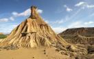 La imponente figura de 'Castildetierra' que se alza en las Bardenas Reales como promontorio icónico en su vasta llanura.