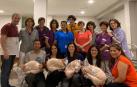 Los trabajadores de la residencia de mayores San Jerónimo de Estella con los gorrines donados por la asociación Navartxerri.