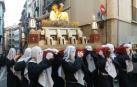 Doce pasos componen la procesión del Santo Entierro de Pamplona celebrada este Jueves Santo, en la que han participado cerca de 2.000 personas