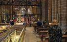 El arzobispo Francisco Pérez , en una catedral vacía, con tan solo ocho fieles.
