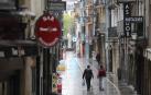 Dos personas, en la calle San Nicolás de Pamplona.