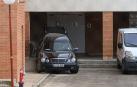 Vista de un coche fúnebre en una residencia de Alcalá de Henares.