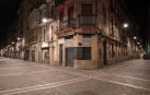 Triste imagen de la calle Estafeta y arranque de Tejería: desiertas y con las persianas de todos los bares cerradas por el virus.