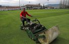 Javi Sánchez, este miércoles, cortando la hierba de uno de los campos donde entrena el primer equipo.