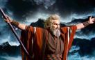 Charlton Heston separa las agua del mar Rojo, en 'Los diez mandamientos'.