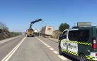 Un camión se sale de la vía en la N-121, en Caparroso