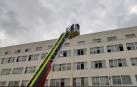 Bomberos aplauden a los niños de Oncología desde lo alto de la escalera