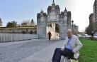 El historiador Juan José Martinena, sentado junto al portal de la Taconera de Pamplona en una foto de archivo.
