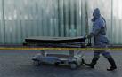 Desinfección de ambulancias y camillas en el Complejo Hospitalario de Navarra