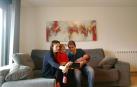 Carmen Remírez y su marido Miguel Amézqueta, con sus hijos, Marina (2 años) y el pequeño Martín, que nació el pasado 17 de marzo. Hacen una videollamada con los abuelos, desde su casa de Ripagaina.