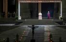 El papa preside un Vía Crucis en una Plaza vaticana completamente vacía