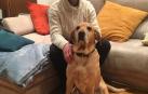 Bakaikoa, con su perra labradora, Donna, en su domicilio.