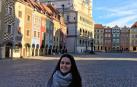 Leyre Legaria, en la plaza principal del casco viejo de Poznan, el Stary Rynek, desierta a causa del confinamiento.