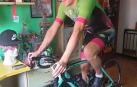 El triatleta de Villava Ander Noáin practica el ciclismo sobre el rodillo en su habitación.