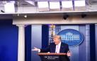 Trump tilda de "noticias falsas" las críticas por reaccionar tarde ante el coronavirus