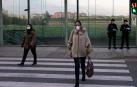 Agentes reparten mascarillas para prevenir el coronavirus en Pamplona.