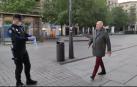 Reparto de mascarillas en la plaza Merindades, en Pamplona