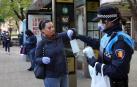 Agentes reparten mascarillas para prevenir el coronavirus en Pamplona.