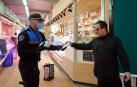 Agentes reparten mascarillas para prevenir el coronavirus en Pamplona.