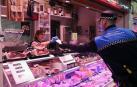 Agentes reparten mascarillas para prevenir el coronavirus en Pamplona.