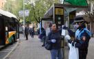 Agentes reparten mascarillas para prevenir el coronavirus en Pamplona.