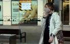 Agentes reparten mascarillas para prevenir el coronavirus en Pamplona.