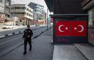 Un policía turco camina por una calla de Estambul vacía