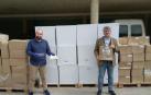De izquierda a derecha: David Crespo y Fernando Mendoza, junto a parte del material donado a Villa Javier.