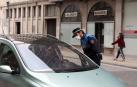 Un policía municipal durante un control en Pamplona