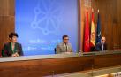 La consejera de Economía y Hacienda del Gobierno de Navarra, Elma Saiz, y el consejero de Desarrollo Económico, Manu Ayerdi, en su primera rueda de prensa tras superar el coronavirus.