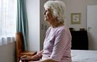 La mayoría de personas mayores prefiere vivir en sus hogares. En la imagen, una mujer en su casa.