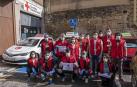 El equipo de Cruz Roja que participó el miércoles en el reparto de las becas comedor posa en el exterior de la sede de la asamblea de Estella.