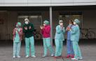 Concentración de personal sanitario en la puerta de Maternidad del CHN.