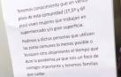 Cartel contra empleadas de supermercado en un portal de Pamplona